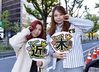 　大阪・御堂筋で阪神の優勝記念パレードを待つファン