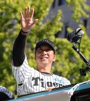 　沿道の声援に手を振って応える藤川監督（撮影・坂部計介）