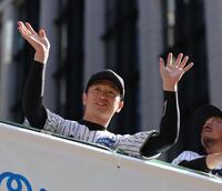 　沿道のファンに手を振る近本（撮影・坂部計介）