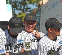 　記念撮影を待つ間、おどけた仕草を見せる森下（中央）＝撮影・北村雅宏