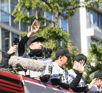 　パレードに集まったファンに手を振る岩崎（左）＝撮影・西田忠信
