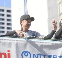 　沿道のファンに手を振る島本（撮影・西田忠信）