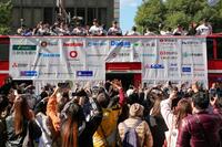 　大阪・御堂筋で行われたセ・リーグ優勝記念パレードで、ファンに手を振る阪神の選手ら