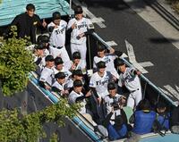 　優勝パレードを終え、記念撮影する藤川監督ら阪神ナイン（撮影・飯室逸平）