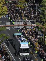 　御堂筋をパレードする阪神ナイン（撮影・飯室逸平）