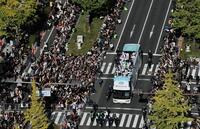 　大声援を受ける藤川監督らを乗せたパレードカー（撮影・田中太一）