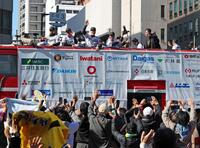 　沿道に集まったファンに笑顔で手を振る（左から）岩崎、岩貞、佐藤輝、梅野（撮影・立川洋一郎）