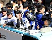 　カメラに向かって１のポーズを見せる藤川監督（撮影・中田匡峻）