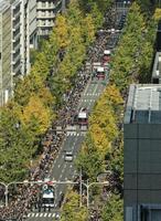 　沿道の声援を受けながら進むパレードカー（撮影・田中太一）