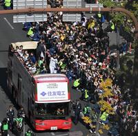 　御堂筋をパレードする阪神ナイン（撮影・飯室逸平）