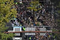 　沿道のファンに手を振り、御堂筋をパレードする阪神ナイン（撮影・飯室逸平）