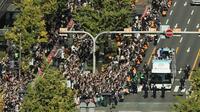 　大歓声を受けながら進むパレードカー（撮影・田中太一）