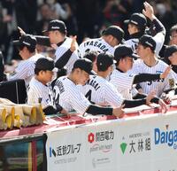 　沿道のファンの大歓声にサムアップポーズで応える原口氏（左から２人目）＝撮影・中田匡峻