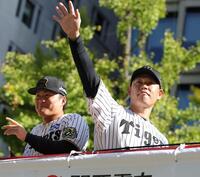 　ファンの声援に手を振る原口（左は前川）＝撮影・坂部計介