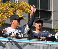 　桐敷の腕を掲げながら、声援に応える島本（右）＝撮影・北村雅宏