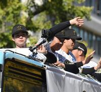 　沿道のファンに手を振る（左から）中野、大山、小幡（撮影・西田忠信）