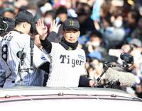 　沿道のファンに手を振る岩崎（撮影・中田匡峻）