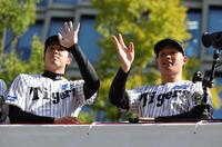 　ファンの声援に手を振って応える才木（左）と森下（撮影・坂部計介）