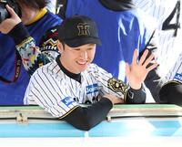 　沿道のファンに手を振る近本（撮影・中田匡峻）