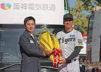 　花束を手に吉村洋文大阪府知事と写真に納まる藤川監督（右）＝撮影・北村雅宏