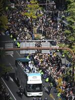 　御堂筋をパレードする阪神ナイン（撮影・飯室逸平）