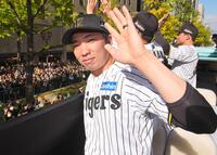 　カメラに手を振る石井（代表撮影）