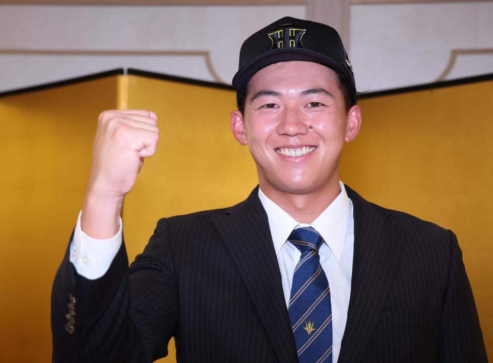 　仮契約交渉を終え笑顔のドラフト１位・立石（撮影・金田祐二）