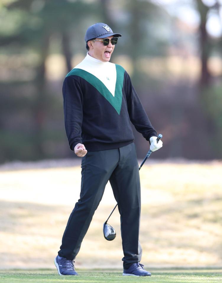 　ティーショットを放ち、絶叫する森下（撮影・北村雅宏）