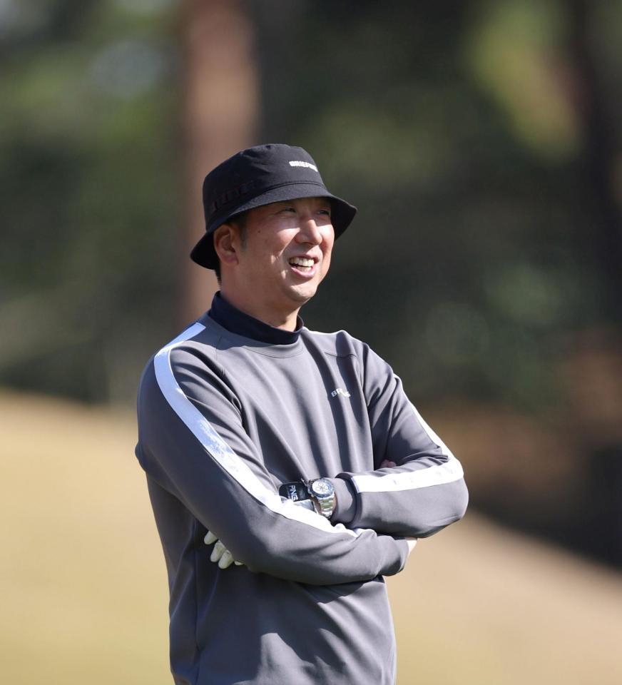 　ティーグラウンドから前方に目をやる藤川監督（撮影・北村雅宏）