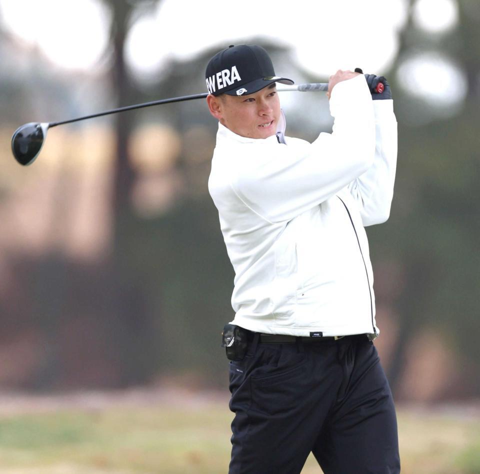 　ティーショットを放つ早川