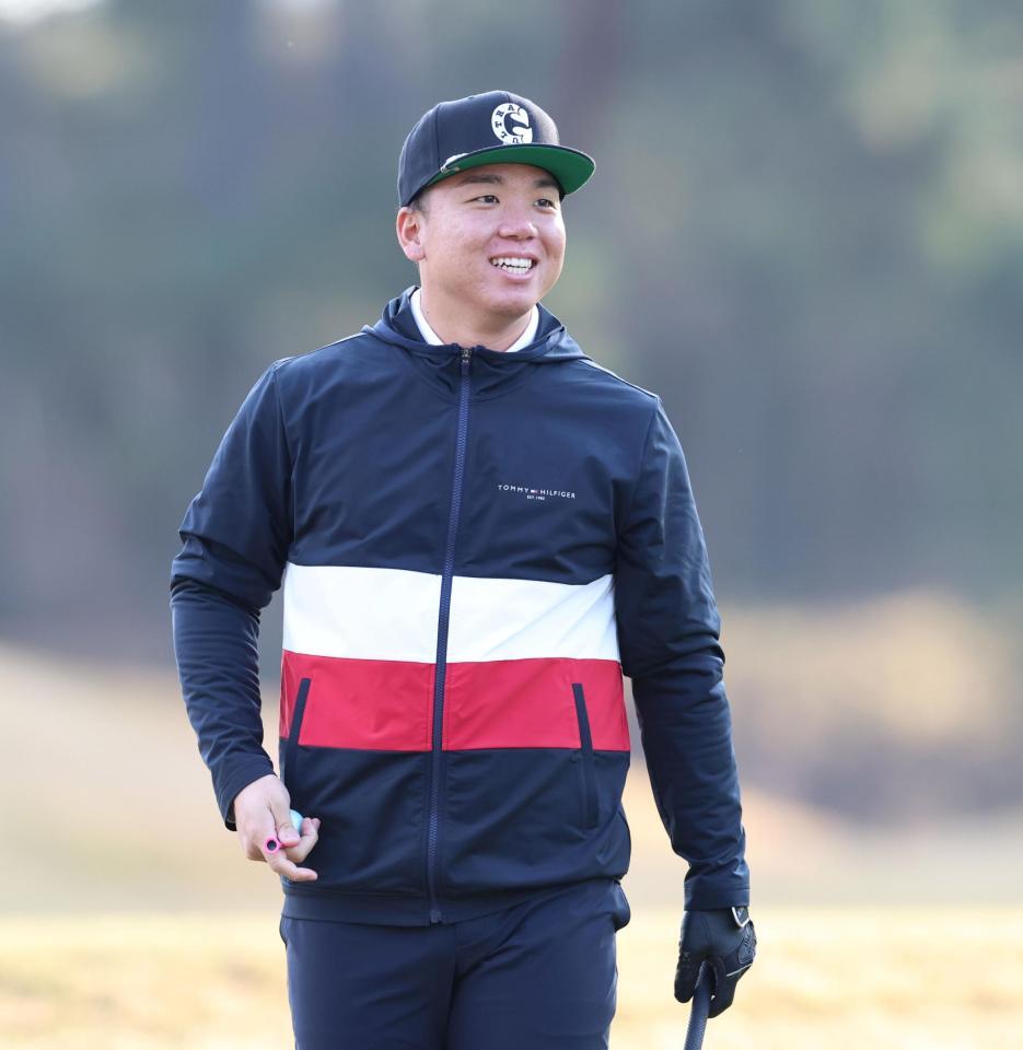 　ラウンド中に笑顔を見せる村上（撮影・北村雅宏）
