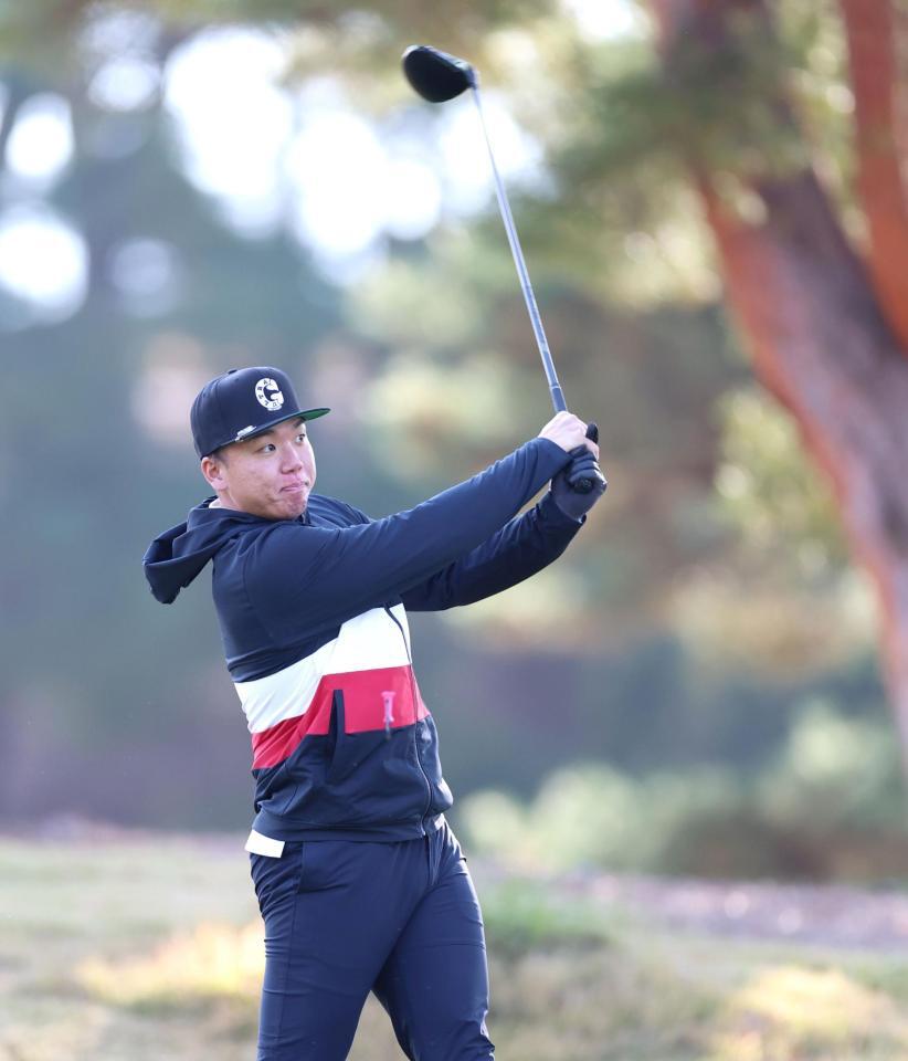 　ティーショットを放つ村上（撮影・北村雅宏）