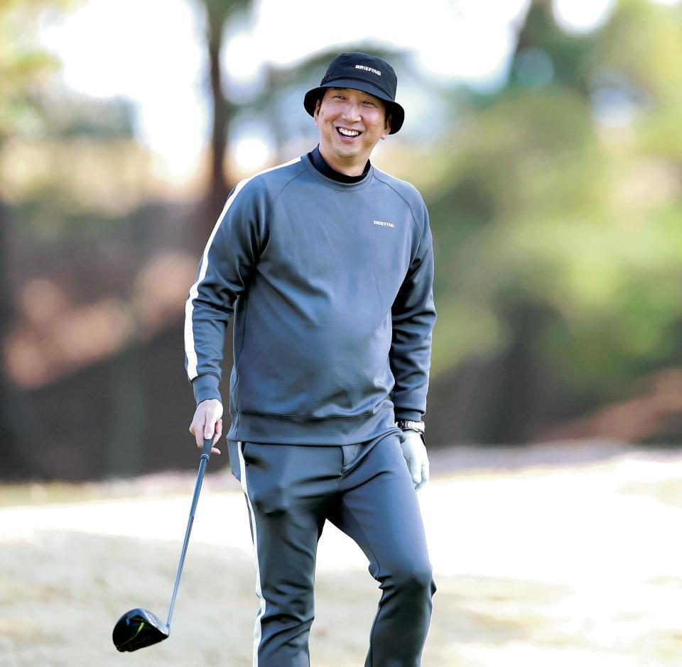 　ラウンド中に笑顔を見せる藤川監督＝２１日