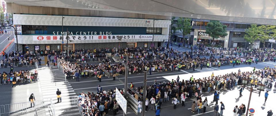　阪神の優勝パレード開始を待つファン（撮影・中田匡峻）