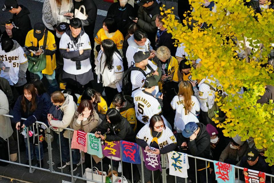 　阪神の優勝記念パレードを見ようと集まったファンら