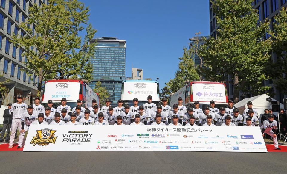 　パレード出発前、記念写真に納まる阪神ナイン（撮影・北村雅宏）