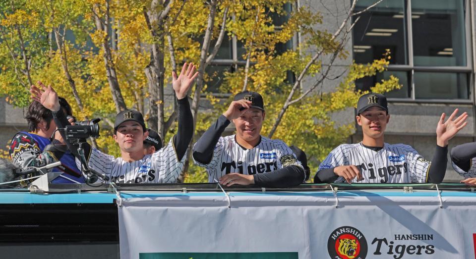 　沿道の声援に応える（左から）中野、大山、小幡（撮影・北村雅宏）