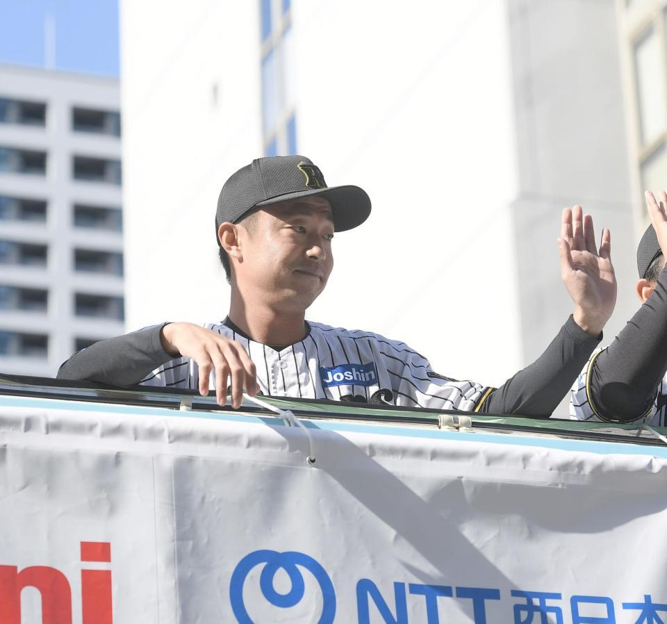 　沿道のファンに手を振る島本（撮影・西田忠信）