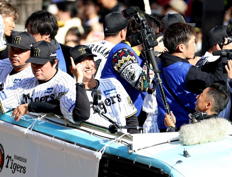 　カメラに向かって１のポーズを見せる藤川監督（撮影・中田匡峻）