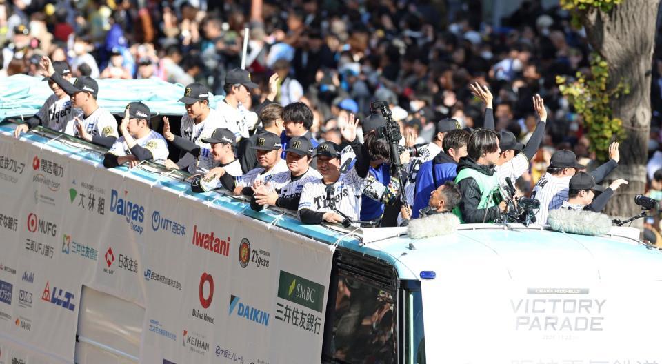 　沿道のファンに手を振る藤川監督（手前右端）＝撮影・中田匡峻