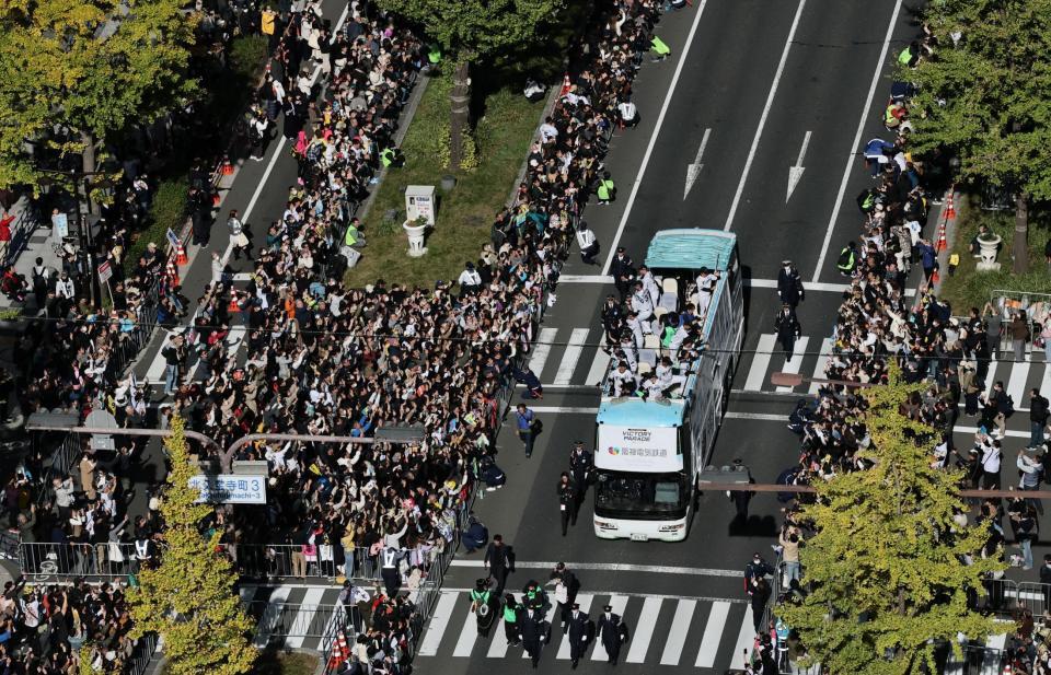 　大声援を受ける藤川監督らを乗せたパレードカー（撮影・田中太一）