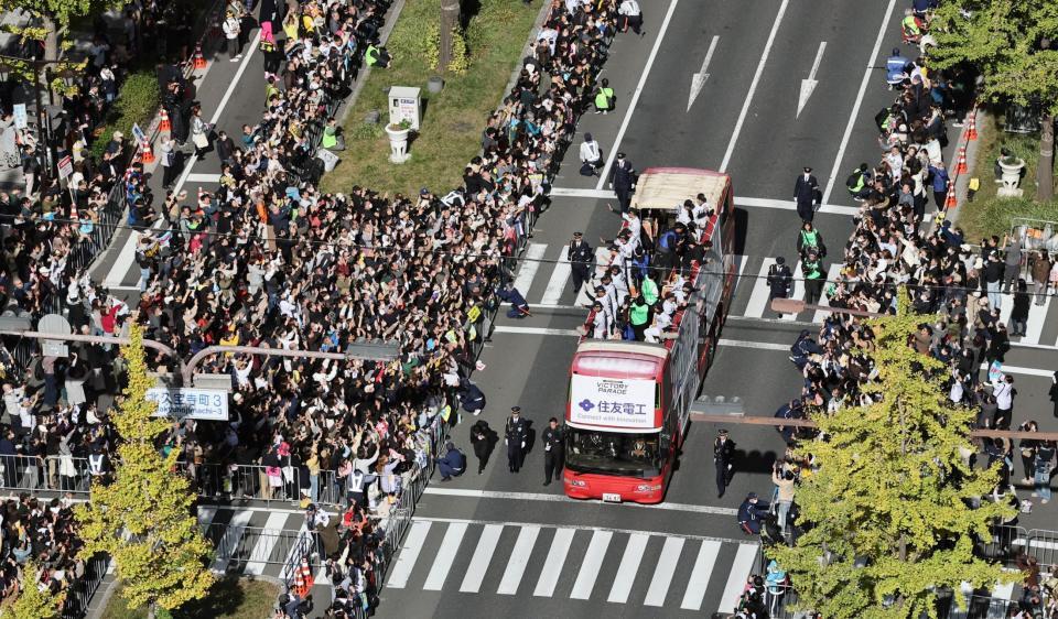 　ファンの声援を受ける阪神ナイン（撮影・田中太一）