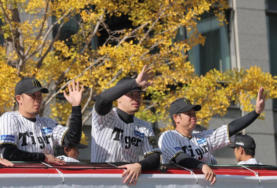 　沿道のファンの声援に応える（左から）岩貞、佐藤輝、梅野（撮影・北村雅宏）