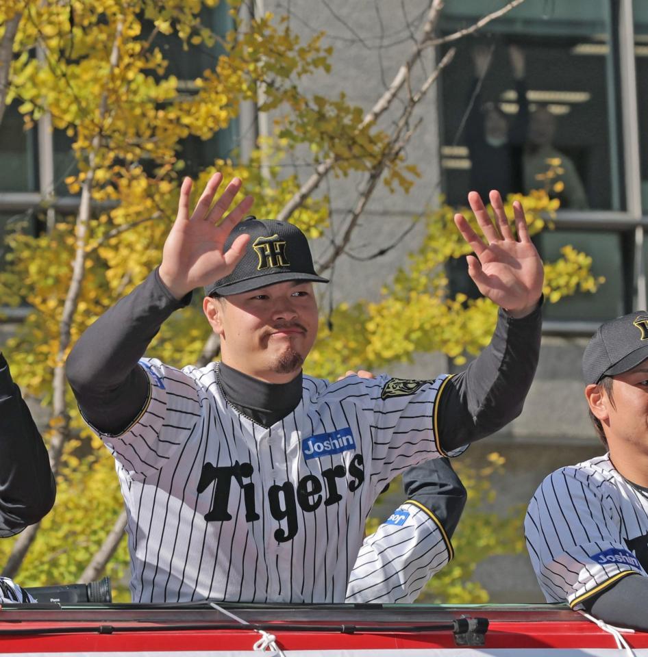 　沿道のファンの声援に応える佐藤輝（撮影・北村雅宏）