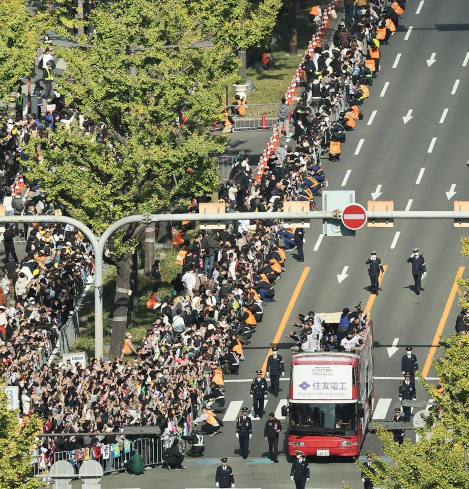 　パレードカーに手を振るファン（撮影・田中太一）