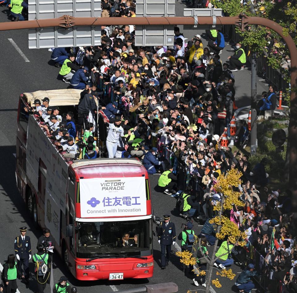 　御堂筋をパレードする阪神ナイン（撮影・飯室逸平）