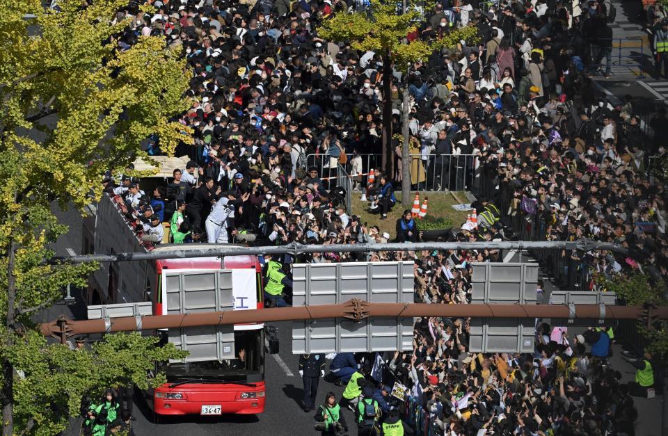 　御堂筋をパレードする阪神ナイン（撮影・飯室逸平）