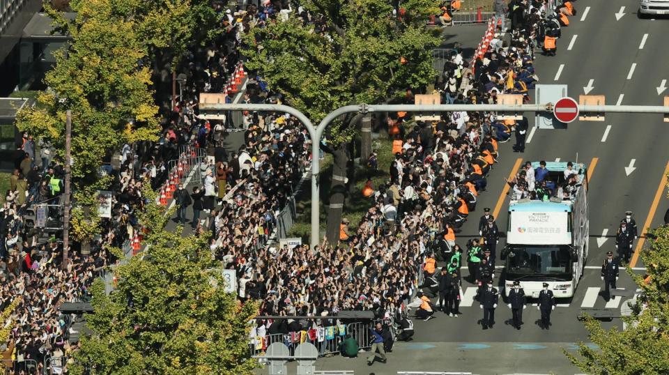 　大歓声を受けながら進むパレードカー（撮影・田中太一）