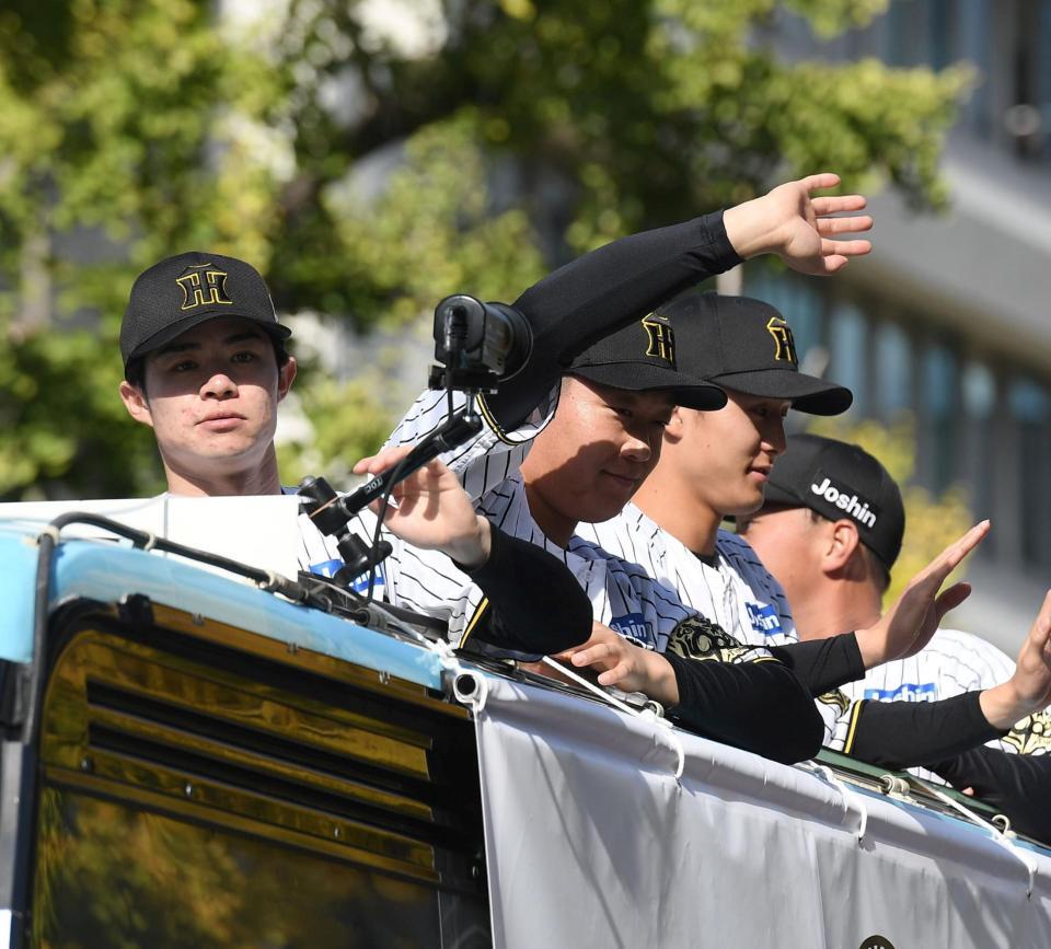 　沿道のファンに手を振る（左から）中野、大山、小幡（撮影・西田忠信）