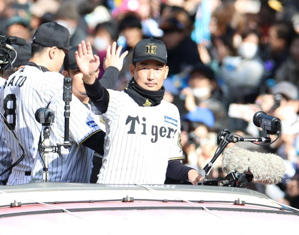 　沿道のファンに手を振る岩崎（撮影・中田匡峻）